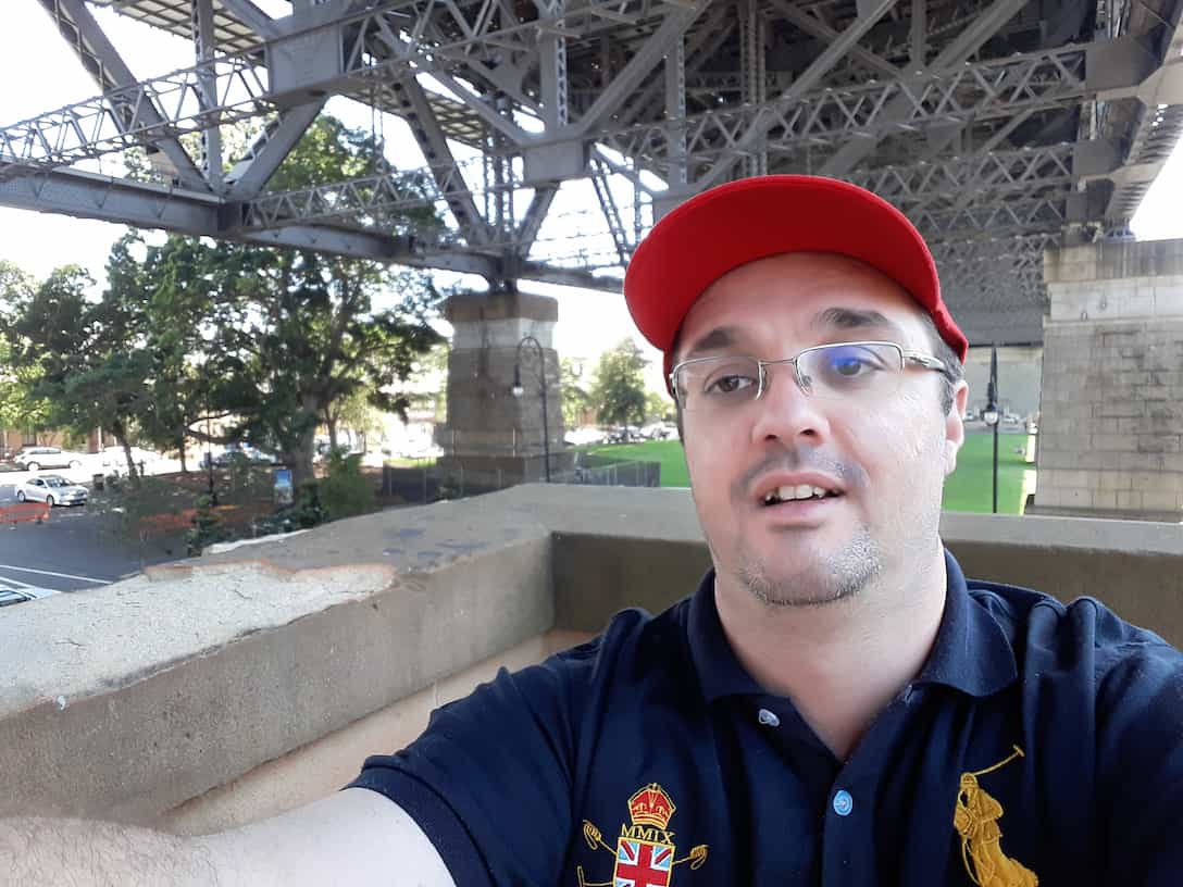 foto Paulo embaixo da Harbour Bridge em Sydney na Austrália
